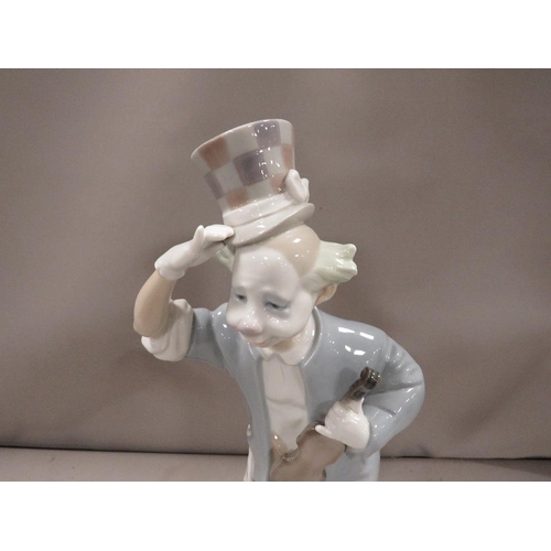 314 - A Lladro figurine of a clown with a violin A/F - top of violin re-glued