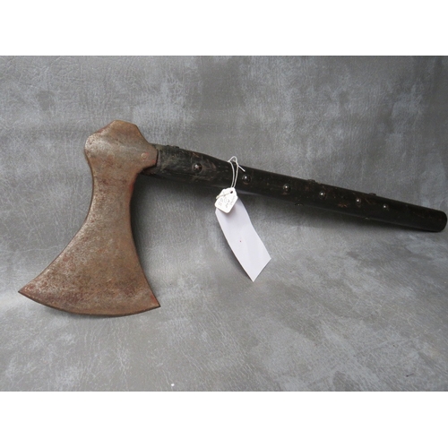 16 - A REPLICA VIKING WAR AXE, an iron head in wooden handle with metal stud decoration to the shaft, L 5... 