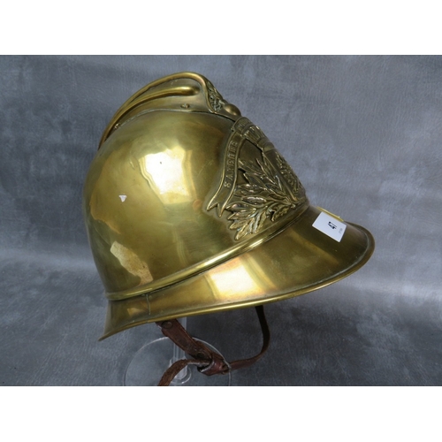 47 - A VINTAGE FRENCH BRASS FIRE HELMET, the badge inscribed 'SAPEURS POMPIERS DE BOIGNY'