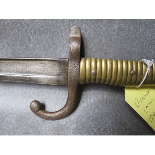 7 - A FRENCH 19TH CENTURY CHASSPOT BAYONET, with brass grip, in steel scabbard, L 70.5 cm