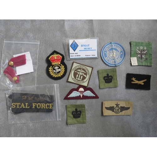 157 - A COLLECTION OF MILITARY CLOTH BADGES ETC., to include WWII US air crew insignia, a S/Staffs 2nd Bat... 