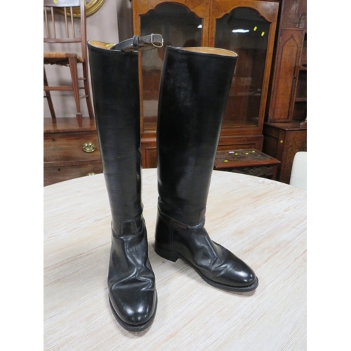 119 - A pair of vintage leather riding boots, with leather straps having buckle adjustment, size 6 ½