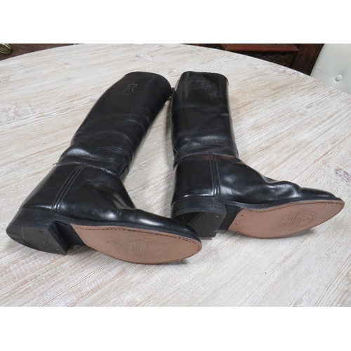 119 - A pair of vintage leather riding boots, with leather straps having buckle adjustment, size 6 ½