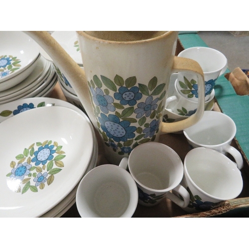 168 - A tray of retro J & G Meakin coffee and dinner ware