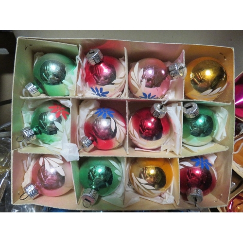 193 - A selection of vintage Christmas decorations etc