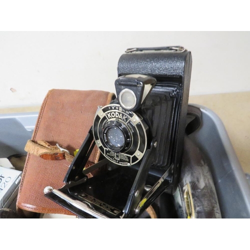 233 - A tray of assorted vintage cameras A/F