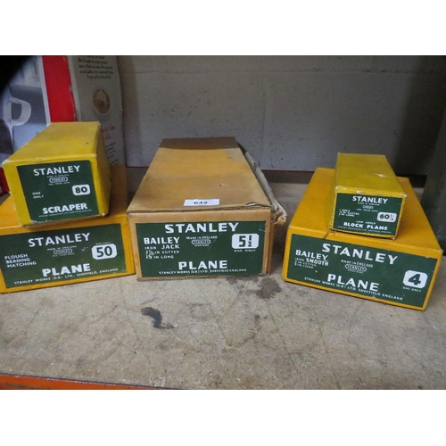 642 - Five boxed Stanley planes / scraper