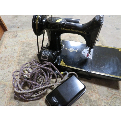 280 - Singer featherweight sewing machine with foot pedal, in original fitted case