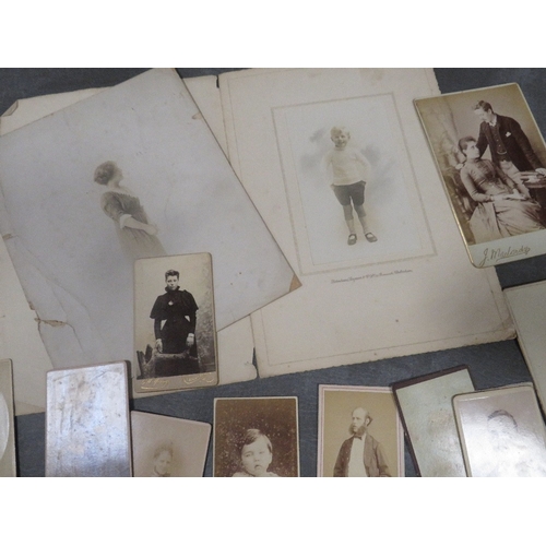 422 - A tray of vintage Carte De Visite, cabinet photos etc.