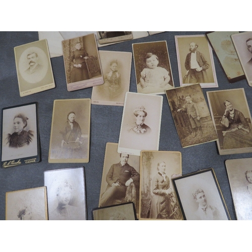 422 - A tray of vintage Carte De Visite, cabinet photos etc.