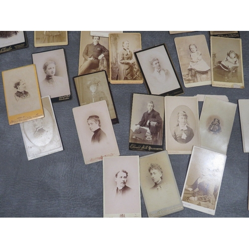 422 - A tray of vintage Carte De Visite, cabinet photos etc.