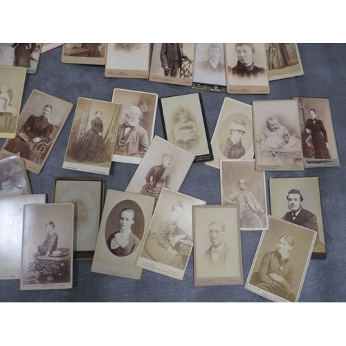 422 - A tray of vintage Carte De Visite, cabinet photos etc.