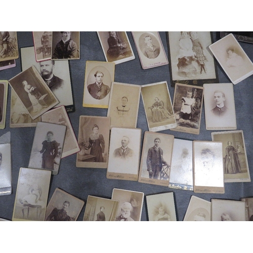 422 - A tray of vintage Carte De Visite, cabinet photos etc.