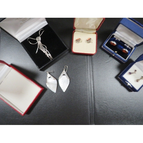 396 - A quantity of boxed silver jewellery, to include an amber set, cufflinks and marcasite cameo earring... 