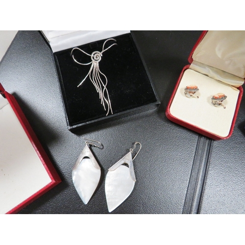 396 - A quantity of boxed silver jewellery, to include an amber set, cufflinks and marcasite cameo earring... 