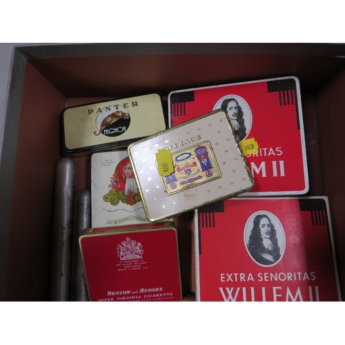 424 - A box of vintage cigars and cases