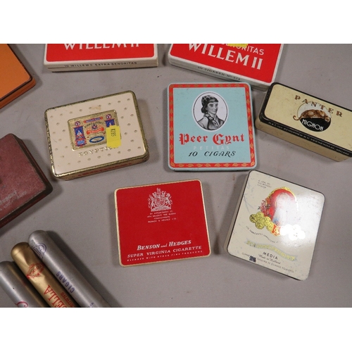 424 - A box of vintage cigars and cases