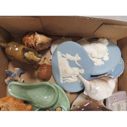 426 - A small tray of assorted ceramics to include a Herend decorative pin tray, Bewick dogs, two Lomosov ... 