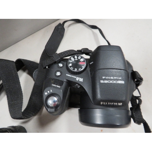 453 - A Finepix S2000HD camera/binoculars and bag