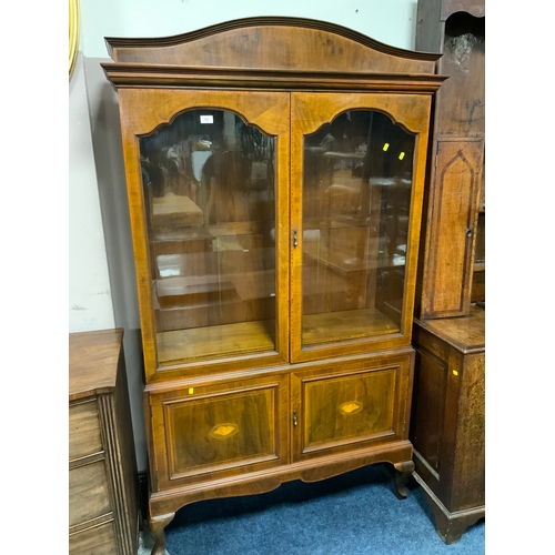 765 - A quality Edwardian inlaid glazed bookcase raised on cabriole legs W 115 cm