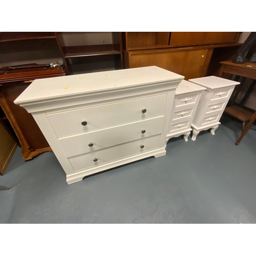 705 - A modern white three drawer chest W 100 cm together with two bedside cabinets. (3)