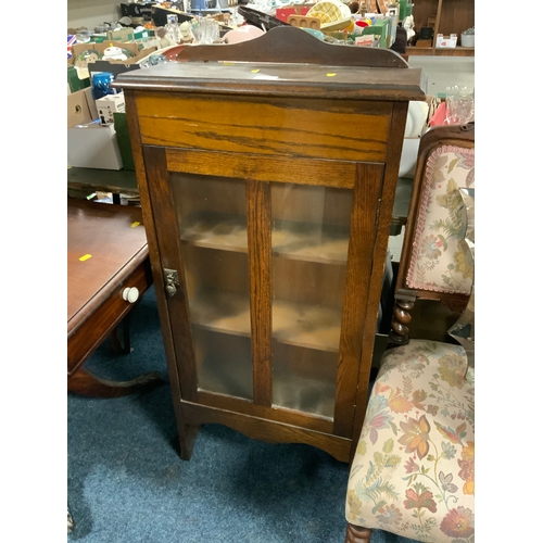 740 - A small vintage oak glazed bookcase W 54 cm