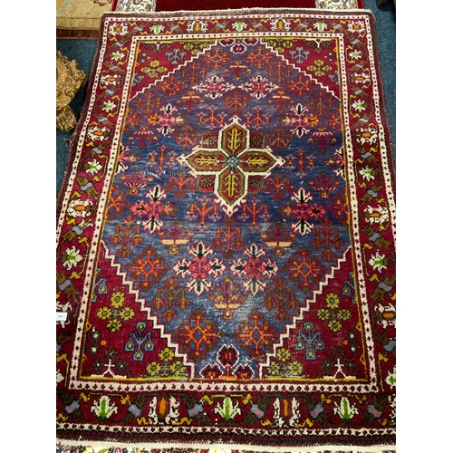 749 - An Eastern red woollen rug 150 x 105 cm