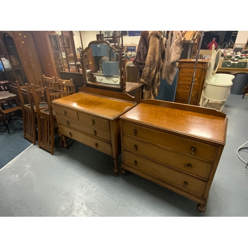 763 - A 20th century solid oak dressing table with chest of drawers. (2)