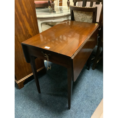 778 - A 19th century mahogany Pembroke table with single drawer