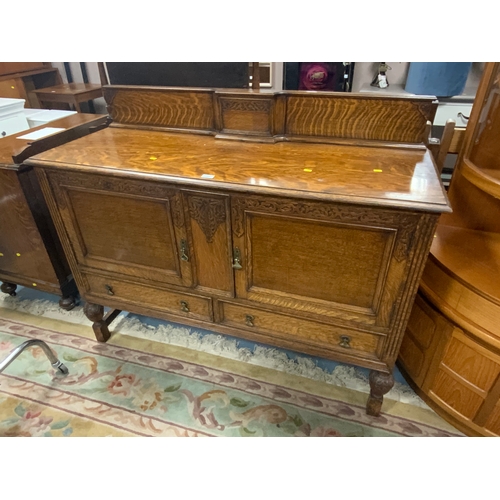 788 - A heavy oak sideboard W 137 cm