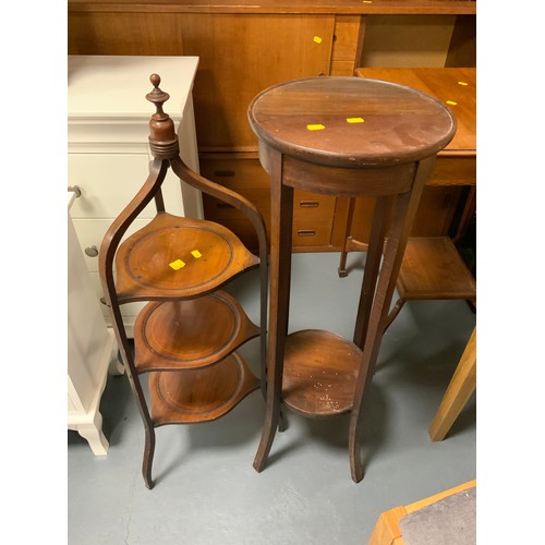 708 - An Edwardian mahogany two tier occasional table