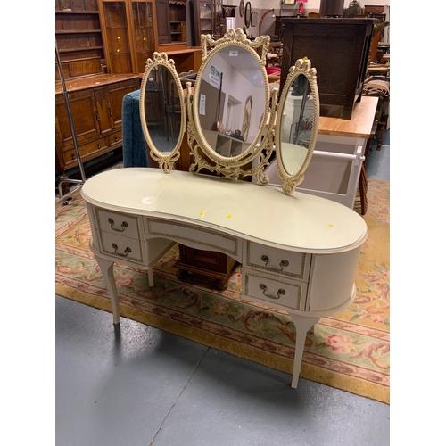 790 - A vintage cream kidney shaped dressing table