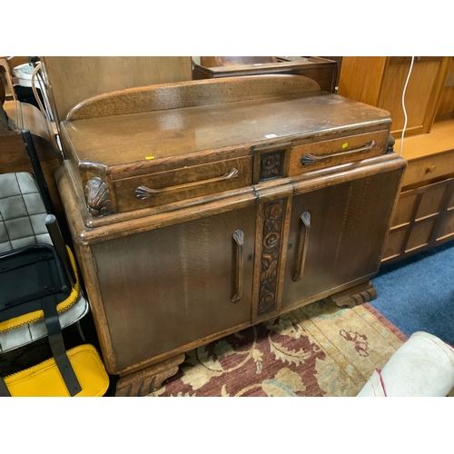 813 - A heavy carved oak sideboard W 136 cm