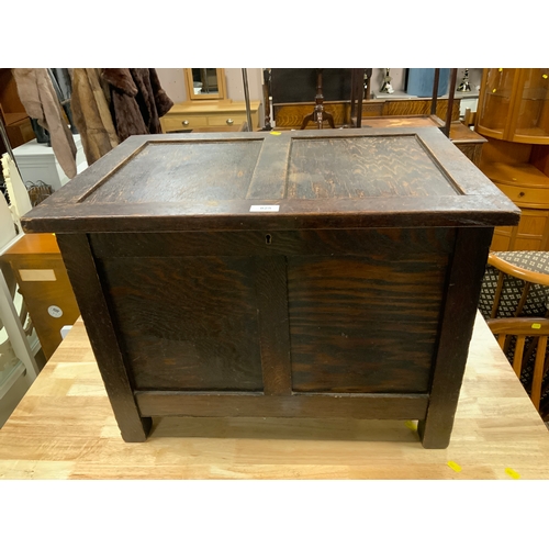 825 - A small oak blanket box W 66 cm