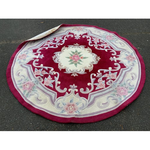 811 - A Chinese woollen circular rug. Did. 200 cm