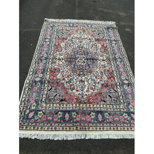 827 - An Eastern woollen rug 268 x 182 cm