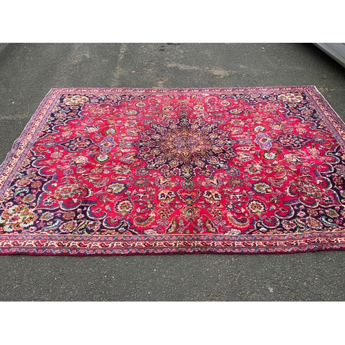 829 - A large Eastern woollen rug 307 x 220 cm