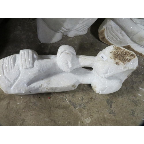 568 - A white marble quartz type statue of a couple and a baby - H 70 cm, W 25 cm