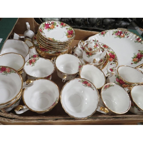 118 - A tray of Royal Albert Old Country Roses to include miniature examples