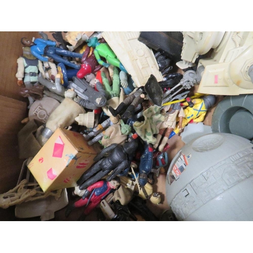 121 - A tray of assorted vintage Star Wars figures and accessories