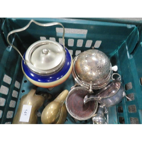 141 - A small tray of assorted metalware