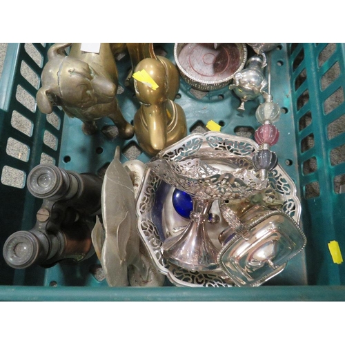 141 - A small tray of assorted metalware