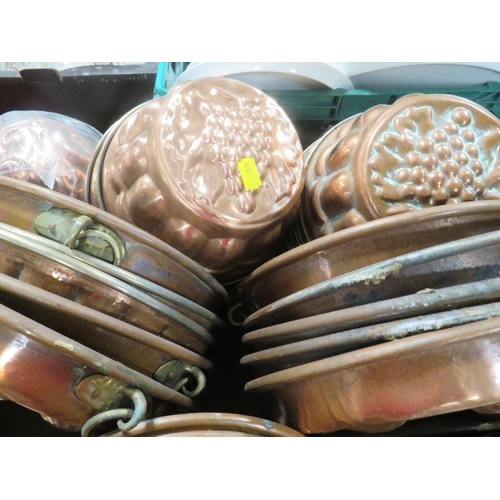 154 - Two trays of decorative vintage copper kitchen cooking / jelly moulds