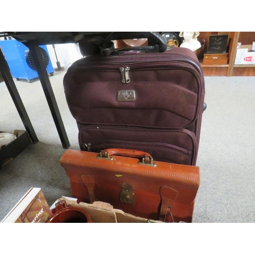 159 - Two trays of assorted ceramics and sundries etc. to include vintage dressing table items etc