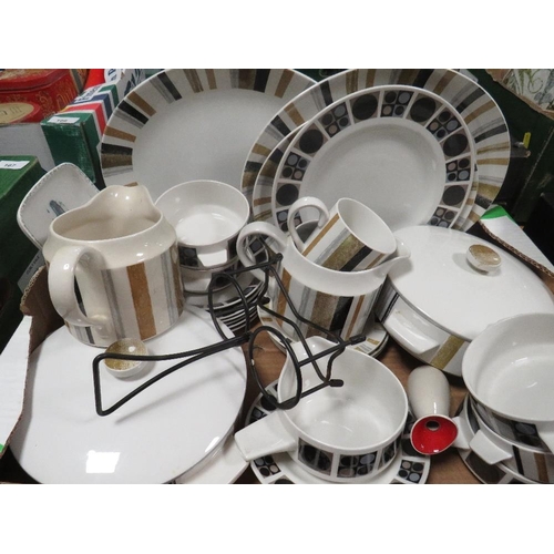 169 - A tray of retro Midwinter dinnerware