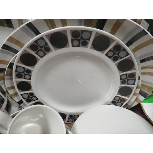 169 - A tray of retro Midwinter dinnerware