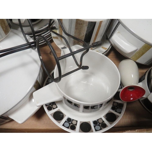 169 - A tray of retro Midwinter dinnerware