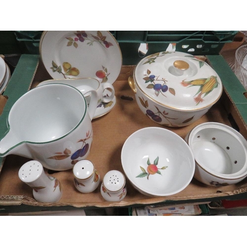 171 - Three trays of Royal Worcester Evesham tea and dinnerware to include tureens