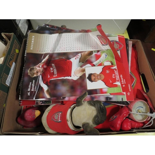 176 - A small quantity of vintage Arsenal football club collectables to include a nodding dog