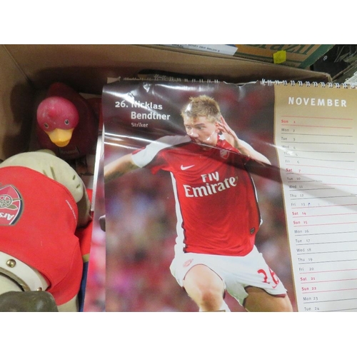 176 - A small quantity of vintage Arsenal football club collectables to include a nodding dog